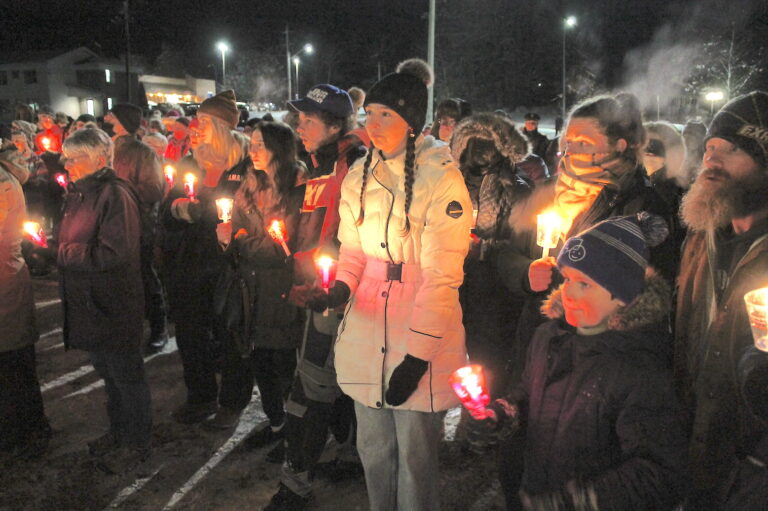 Hundreds turn out to candlelight vigil